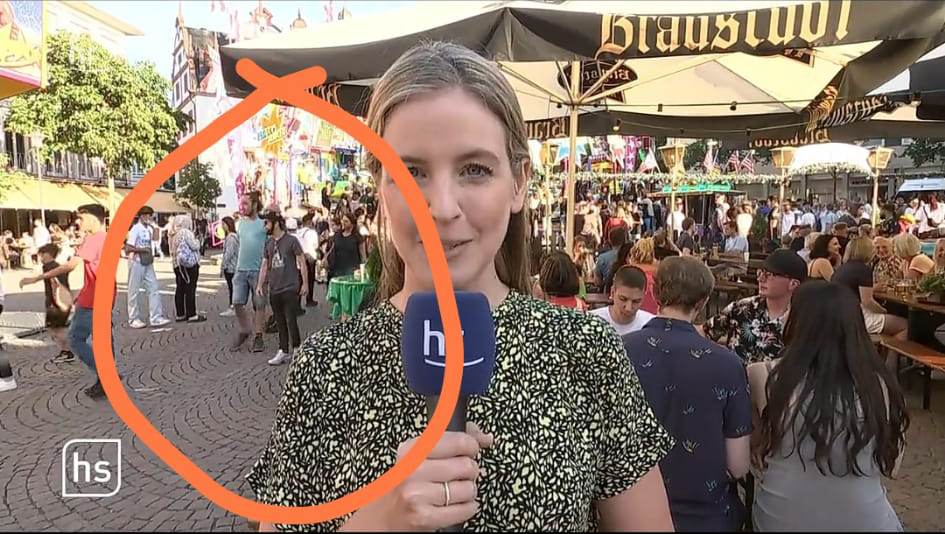 Hessenschau, Sven und Björn links klein im Hintergrund zu sehen.